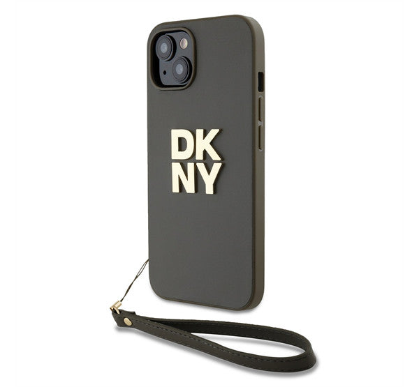 DKNY PU Leather Stack Logo Apple iPhone 15 hátlap tok csuklópánttal, barna – iPhone 15 tok a DKNY kínálatából | Domshop