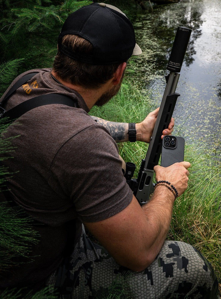 Apple iPhone 17 Pro Max, Szilikon tok, mikrofiber plüss belső, Magsafe kompatibilis, térkép minta, Tactical MagForce Beaver, sötétszürke -  iPhone 17 Pro Max tok a Domshop kínálatából