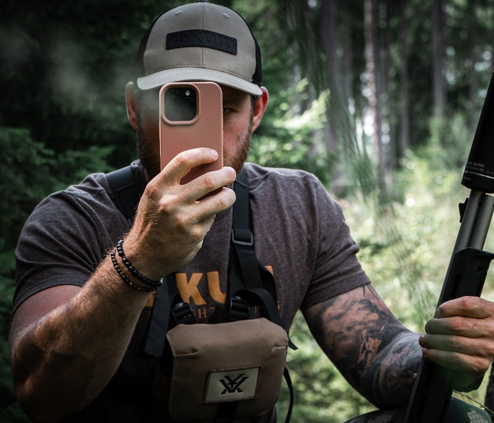 Apple iPhone 17, Szilikon tok, mikrofiber plüss belső, Magsafe kompatibilis, térkép minta, Tactical MagForce Beaver, barna -  iPhone 17 tok a Domshop kínálatából